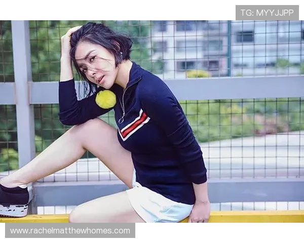 刘璇穿运动装逛街像明星，普通人根本搞不懂这自律啥意思